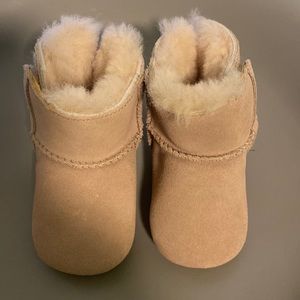 Bay girl pink Uggs size USA 2/3